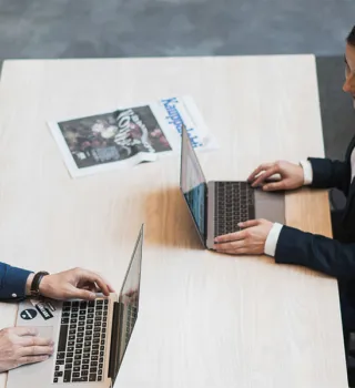 Mies ja nainen tietokoneiden ääressä