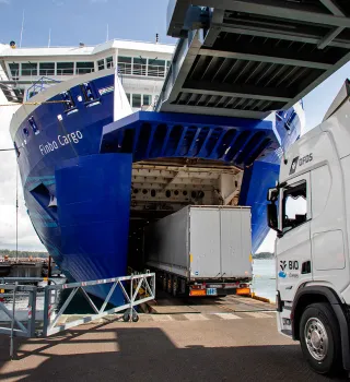 Laivaa lastataan satamassa