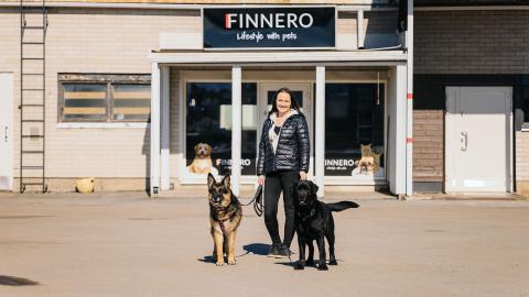 Finneron yrittäjä Tarja Keen kahden koiransa kanssa.