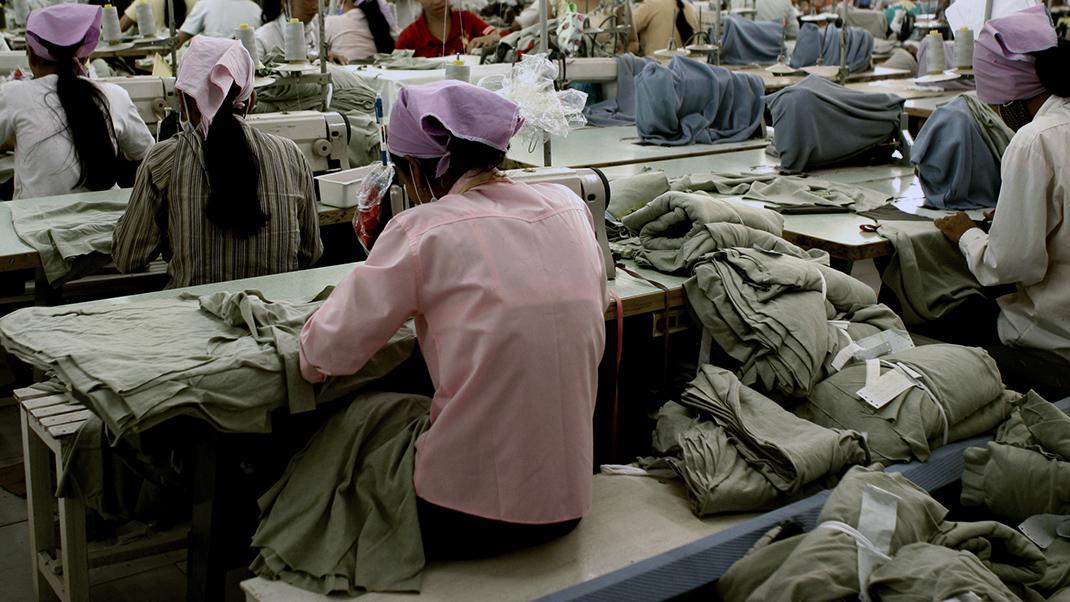 Työntekijöitä tekstiilitehtaassa.